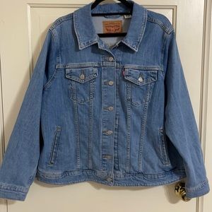 Levi’s plus size denim jacket